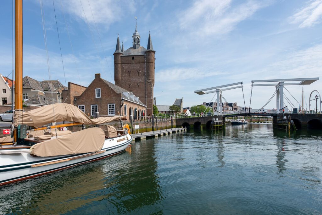 Haven van Zierikzee met historische stadspoort en brug