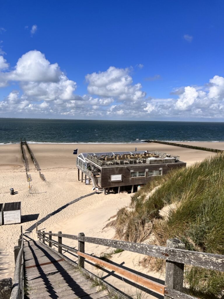 strand in Zeeland vlak bij boutique hotel in Zierikzee